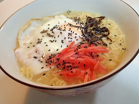 目玉焼きと紅生姜と塩昆布の胡麻かけ豚骨ラーメン